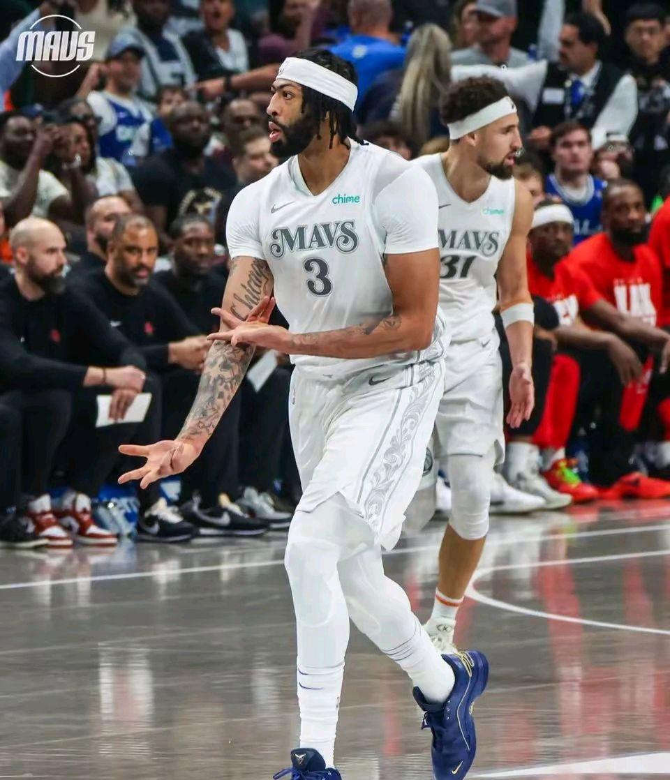 浓眉哥惊艳全场，西亚卡姆助攻爆棚，独行侠逆转取胜！的简单介绍