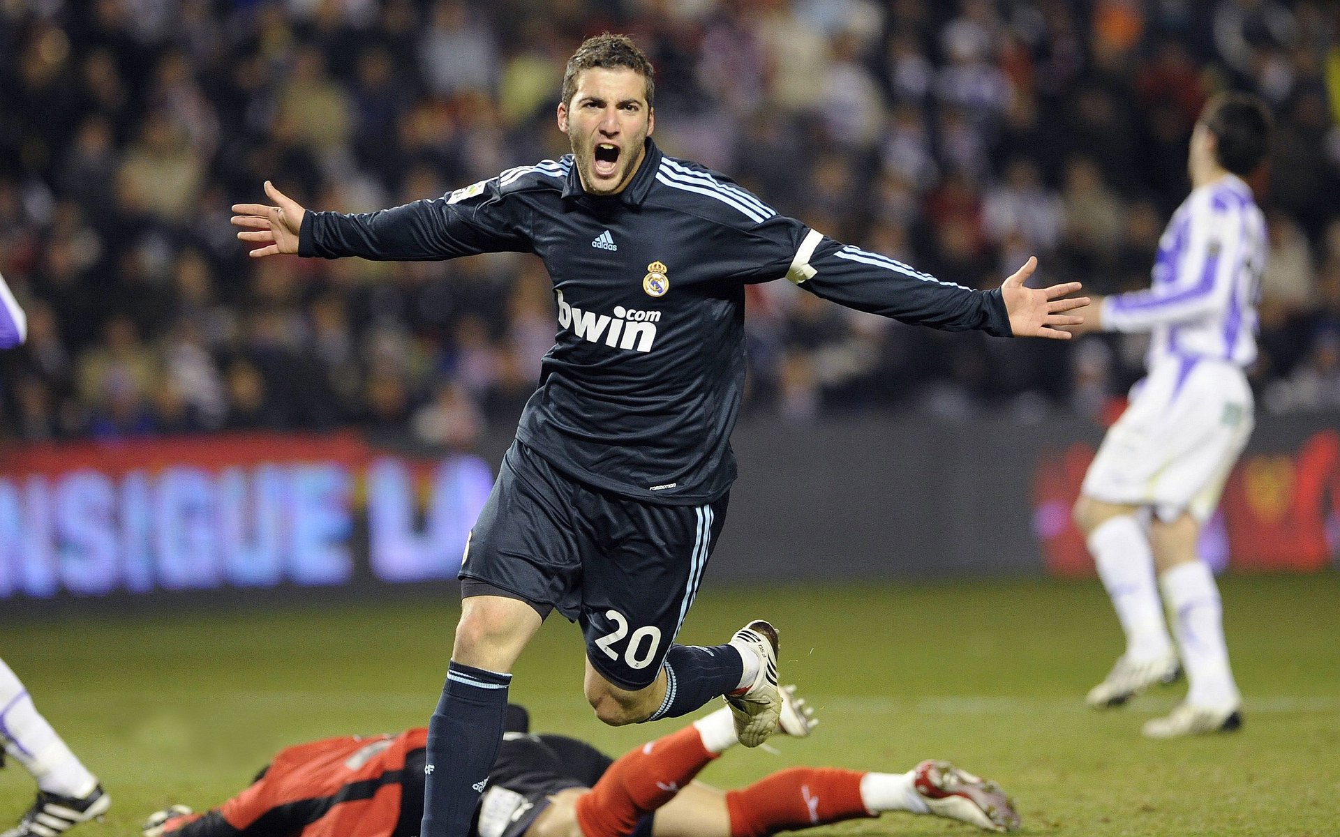 巴黎圣日耳曼带队取胜!,莱万多夫斯基重要时刻表现优异引发球迷热议